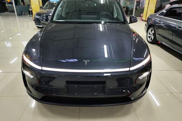 Tesla Model Y 2025, 14000 км, за 32859 USD