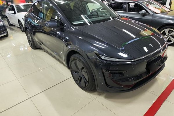 Tesla Model Y 2025, 14000 км, за 32859 USD