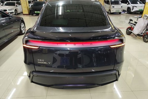 Tesla Model Y 2025, 14000 км, за 32859 USD
