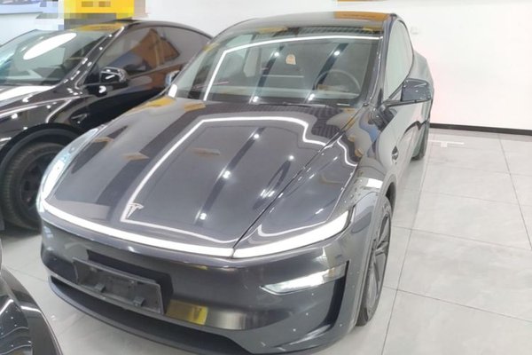 Tesla Model Y 2025, 18700 км, за 40126 USD