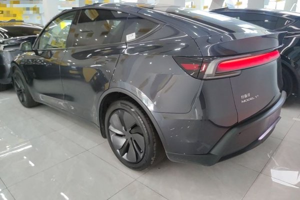 Tesla Model Y 2025, 18700 км, за 40126 USD