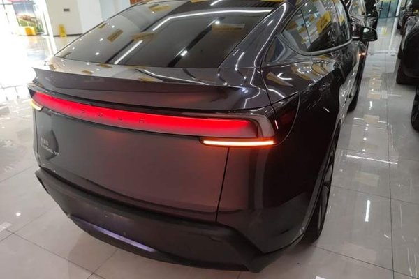 Tesla Model Y 2025, 18700 км, за 40126 USD