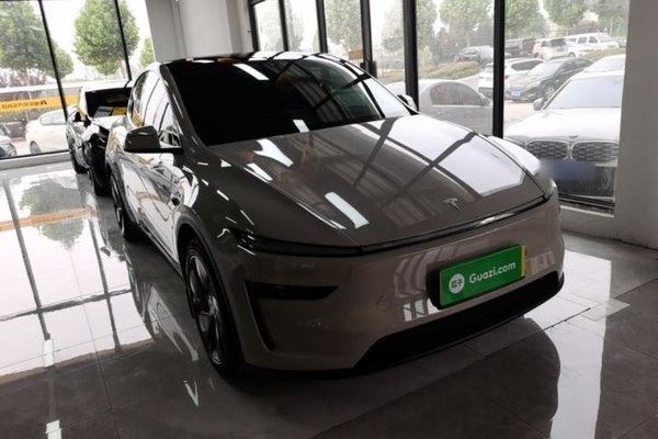 Tesla Model Y 2025, 21300 км, за 39926 USD