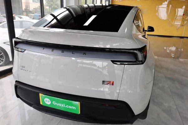 Tesla Model Y 2025, 21300 км, за 39926 USD