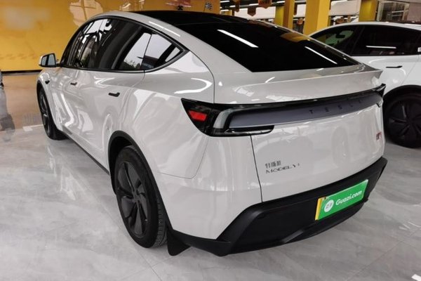 Tesla Model Y 2025, 21300 км, за 39926 USD