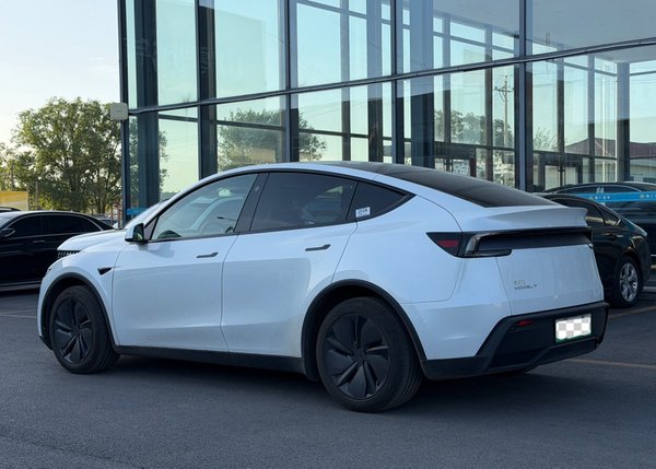 Tesla Model Y 2025, 11200 км, за 35167 USD