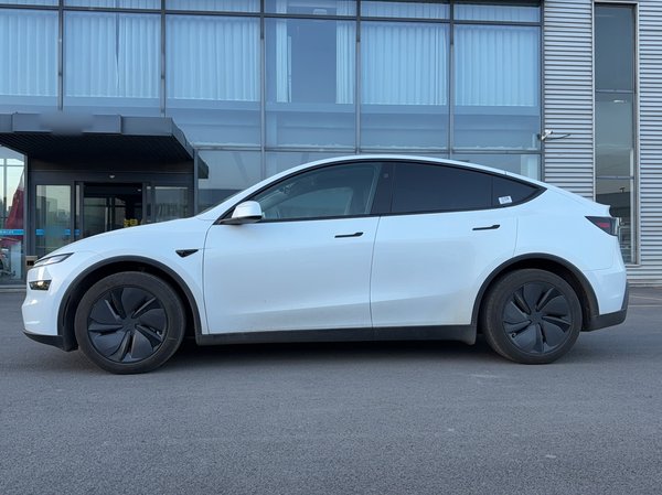 Tesla Model Y 2025, 11200 км, за 35167 USD