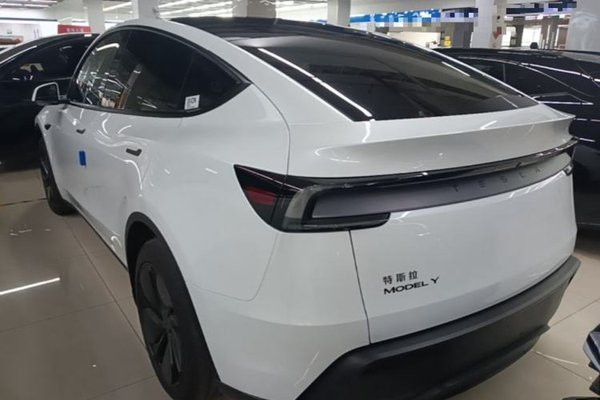 Tesla Model Y 2026, 200 км, за 37878 USD