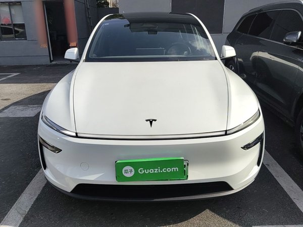Tesla Model Y L 2025, 10300 км, за 46999 USD