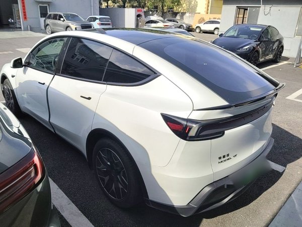 Tesla Model Y L 2025, 10300 км, за 46999 USD
