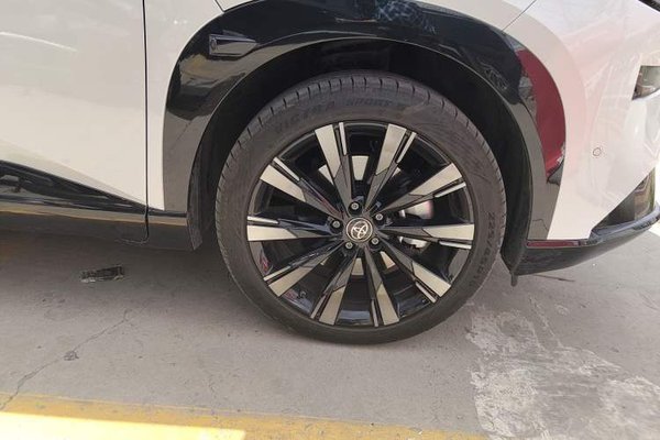 Toyota BZ 3X 2025, 5900 км, за 27406 USD