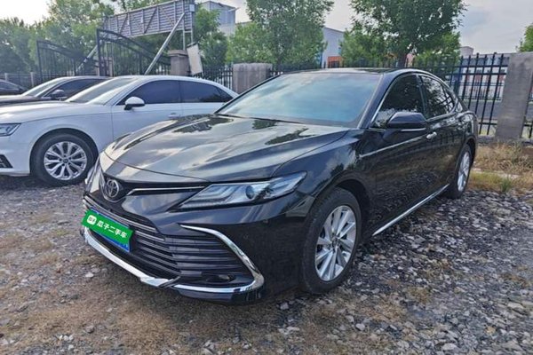Toyota Camry · 2023 год