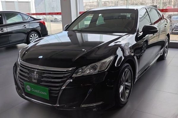 Toyota Crown · 2015 год
