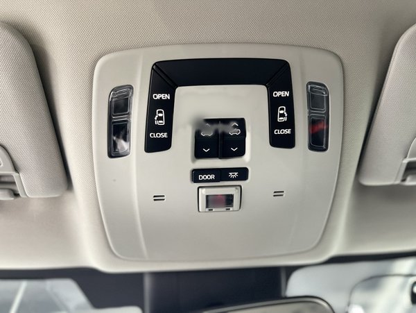 Toyota Granvia 2024, 31900 км, за 34970 USD - фото 19