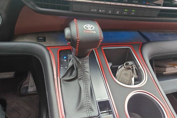 Toyota Granvia 2024, 43900 км, за 34813 USD - фото 13