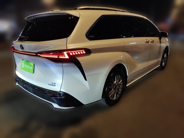 Toyota SIENNA · 2023 год