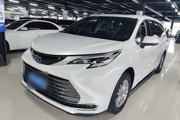 Toyota SIENNA · 2023 год