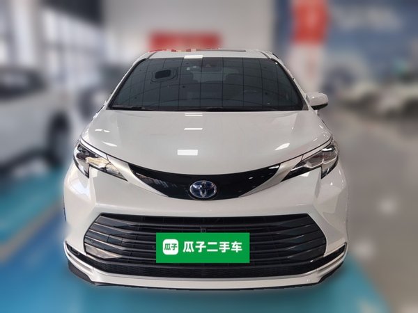 Toyota SIENNA 2023, 67700 км, за 36733 USD