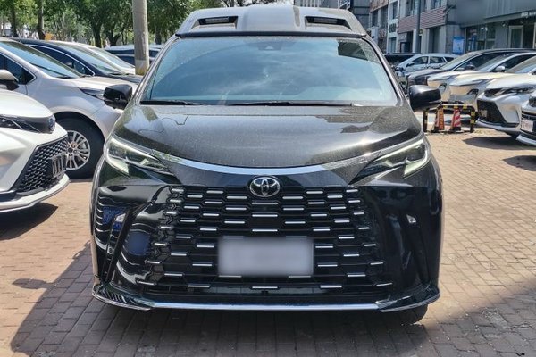Toyota SIENNA 2024, 13000 км, за 51499 USD