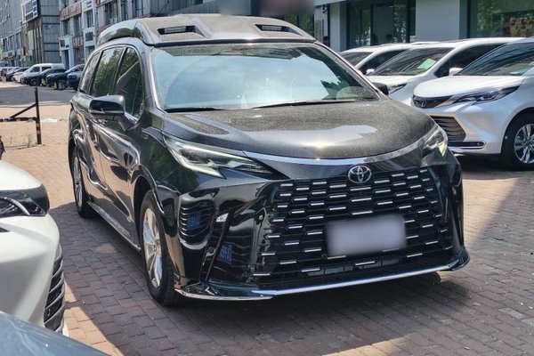 Toyota SIENNA 2024, 13000 км, за 51499 USD