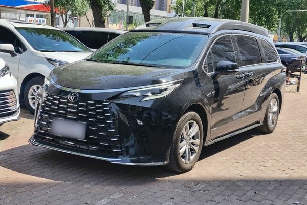 Toyota SIENNA · 2024 год