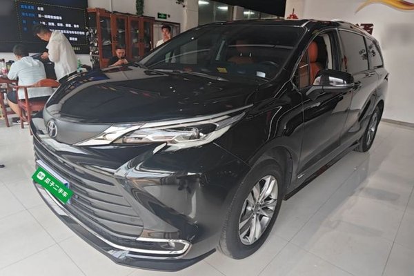 Toyota SIENNA · 2024 год