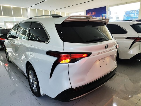 Toyota SIENNA 2024, 40300 км, за 39888 USD