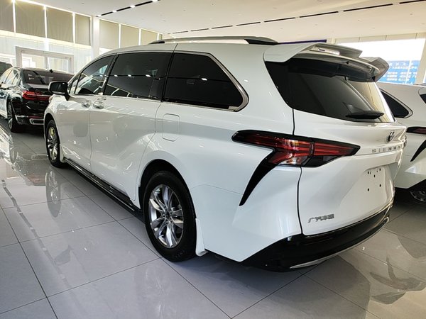 Toyota SIENNA 2024, 40300 км, за 39888 USD