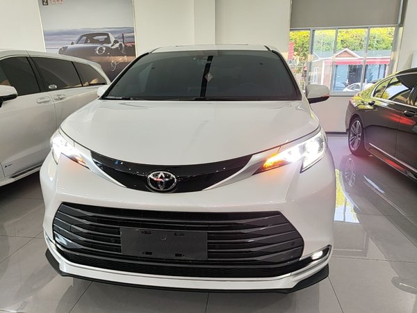 Toyota SIENNA 2024, 40300 км, за 39888 USD