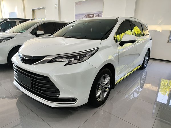 Toyota SIENNA · 2024 год