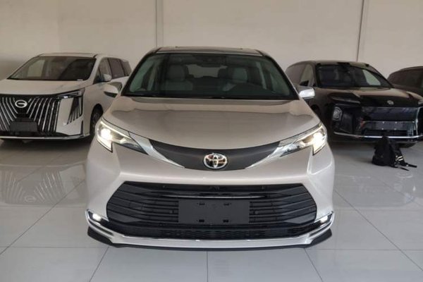 Toyota SIENNA 2026, 100 км, за 38667 USD