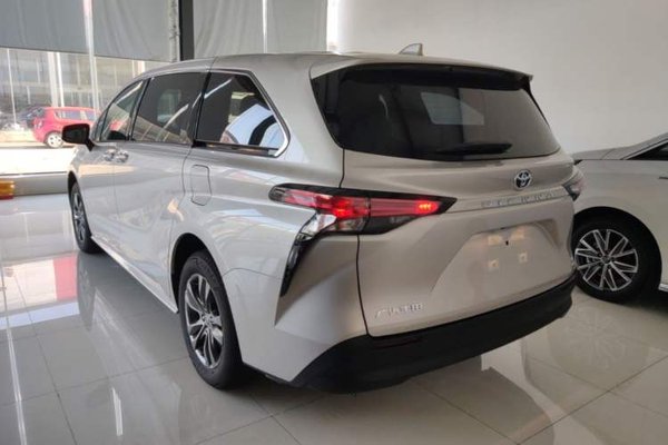 Toyota SIENNA 2026, 100 км, за 38667 USD
