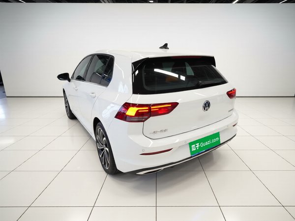 Volkswagen Golf 2021, 68800 км, за 13477 USD
