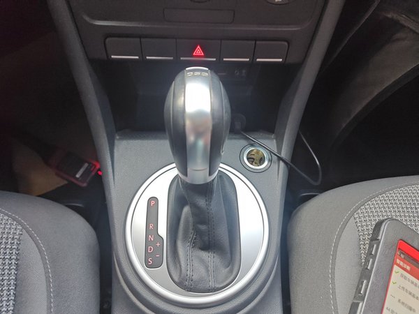 Volkswagen Beetle 2015, 146000 км, за 8704 USD