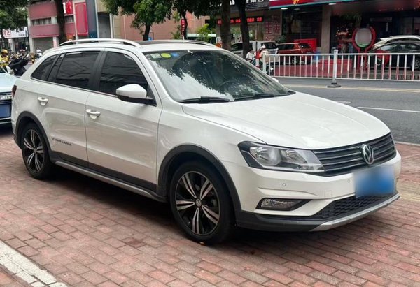 Volkswagen Cross Lavida 2016 1.6L Automatic Comfort Edition, 2016 года