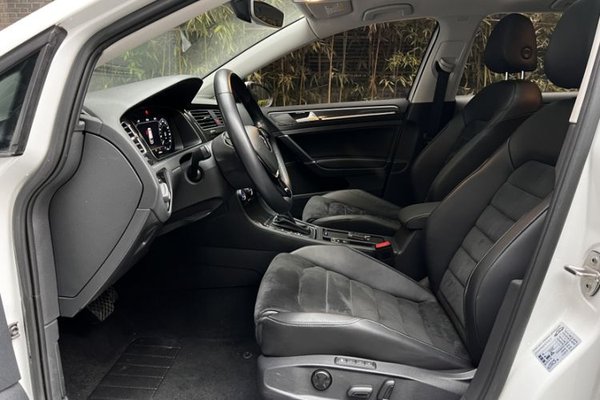 Volkswagen Golf 2020, 47600 км, за 12159 USD - фото 14