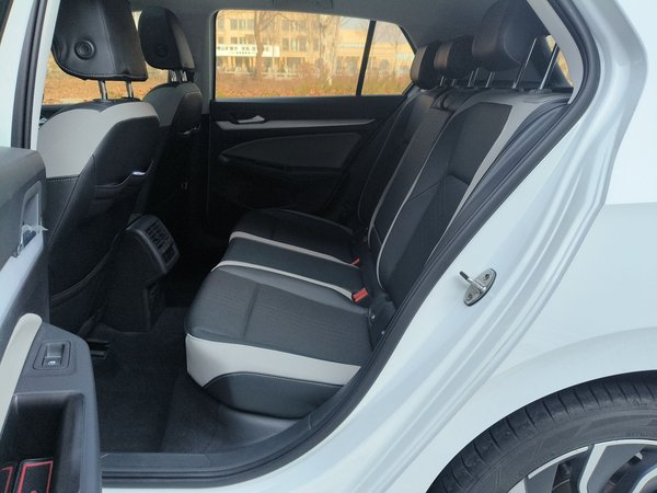 Volkswagen Golf 2021, 29800 км, за 15285 USD - фото 19