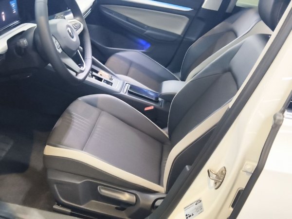 Volkswagen Golf 2023, 37300 км, за 15477 USD - фото 18