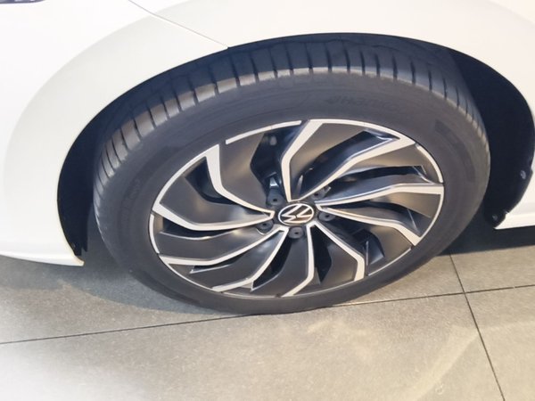 Volkswagen Golf 2023, 37300 км, за 15477 USD - фото 8