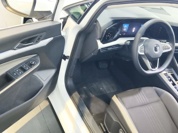 Volkswagen Golf 2023, 37300 км, за 15477 USD - фото 19
