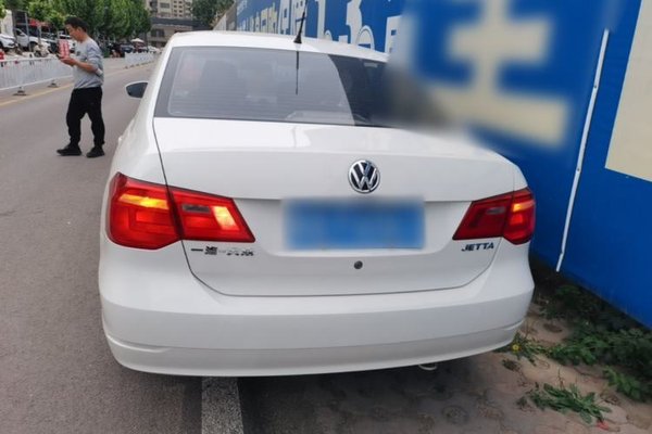 Volkswagen Jetta 2015, 104400 км, за 5131 USD