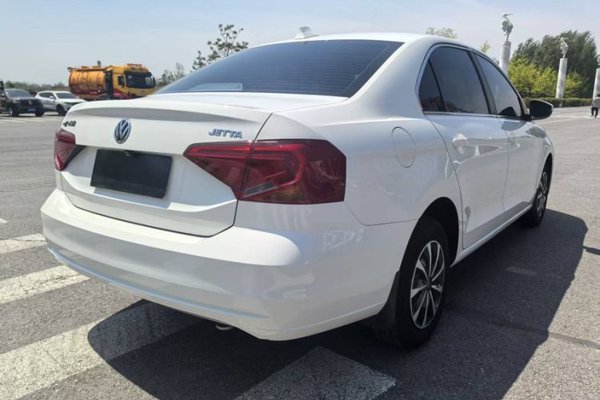 Volkswagen Jetta 2017, 44500 км, за 5725 USD