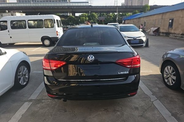 Volkswagen Lavida 2015, 108800 км, за 6464 USD