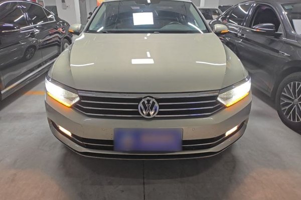 Volkswagen Magotan 2017, 95500 км, за 10512 USD