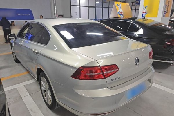 Volkswagen Magotan 2017, 95500 км, за 10512 USD