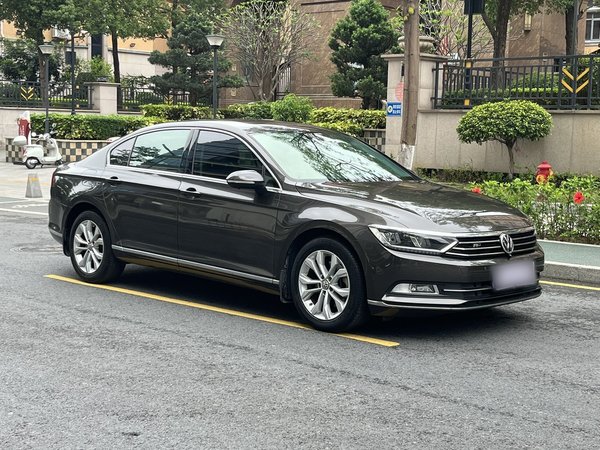 Volkswagen Magotan 2017, 102300 км, за 11866 USD