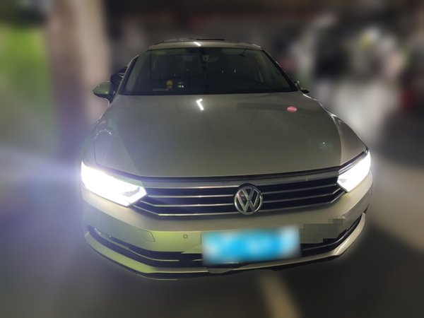 Volkswagen Magotan 2018, 95200 км, за 11306 USD