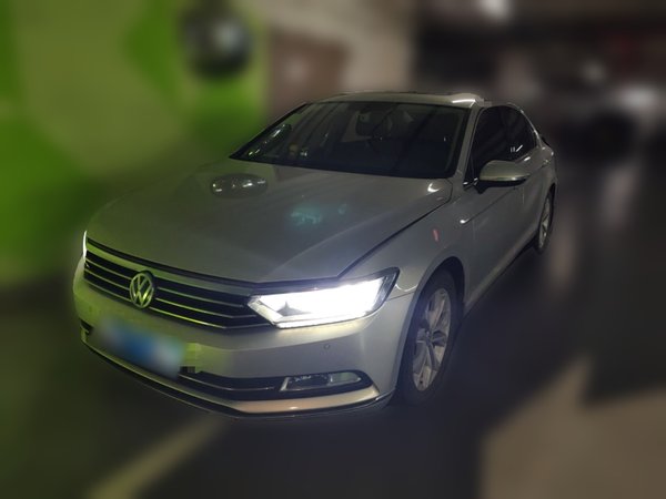 Volkswagen Magotan 2018, 95200 км, за 11306 USD