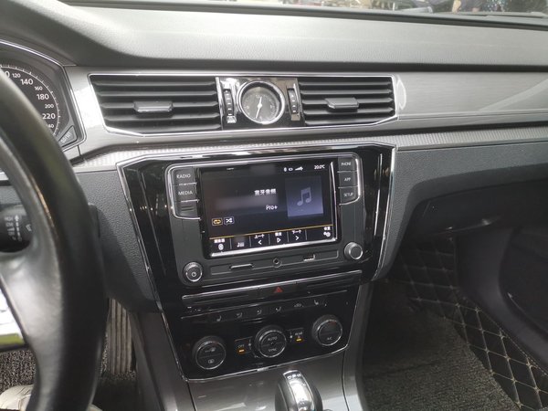 Volkswagen Passat 2017, 95200 км, за 10963 USD - фото 12
