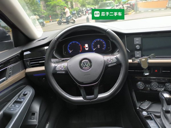Volkswagen Passat 2019, 132100 км, за 10881 USD - фото 12